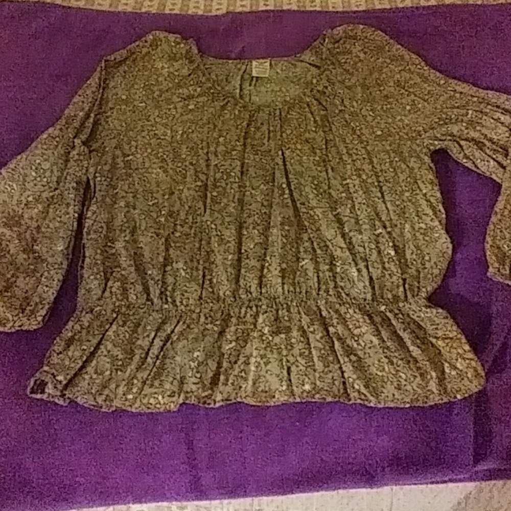 Long sleeve top 🌻$7